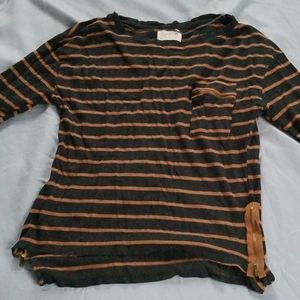 A mid sleeve sleeve shirt